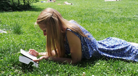 Junge Frau beim Lesen (Quelle: pixabay.com)