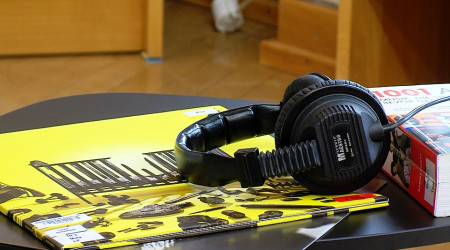 Album und Kopfh&ouml;rer in der neuen Musik-Lounge (Quelle: literaturfernsehen.de)